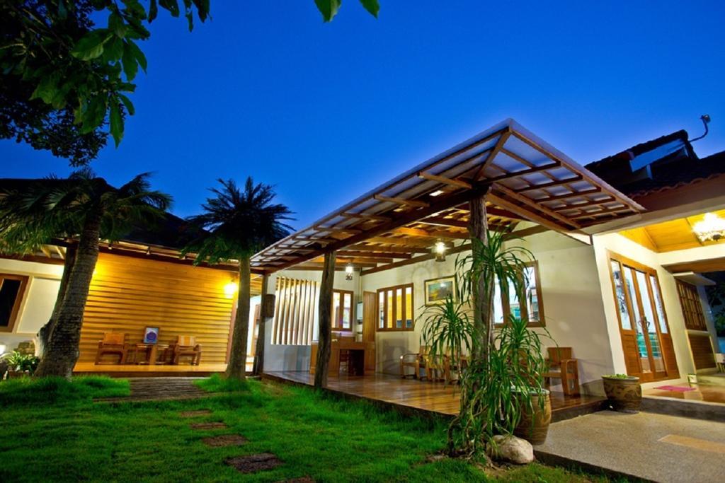 Tree Home Plus Накхон Си Тамарат Екстериор снимка